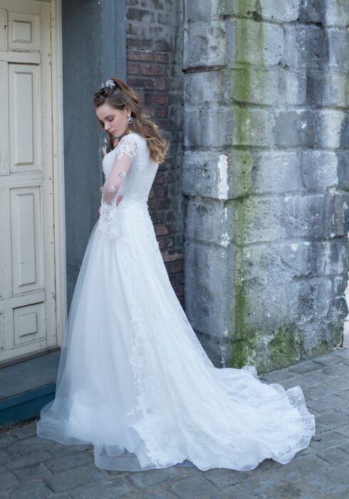 Brautkleid in A-Linie mit besticktem Spitzentop, tiefem Illusion-Ausschnitt und langen, transparenten Ärmeln vom Emine Yildirim, Modell 9040