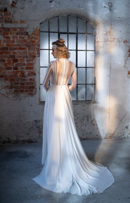Brautkleid in A-Linie mit fließendem Rock, transparentem Spitzentop mit Stehkragen und langen Ärmeln von Emine Yildirim, Modell 9032