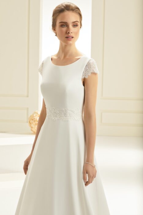Hochzeitskleid in A-Linie mit Spitzendetails, Rundhalsausschnitt und Cap-Ärmeln von Bianco Evento, Modell Letizia