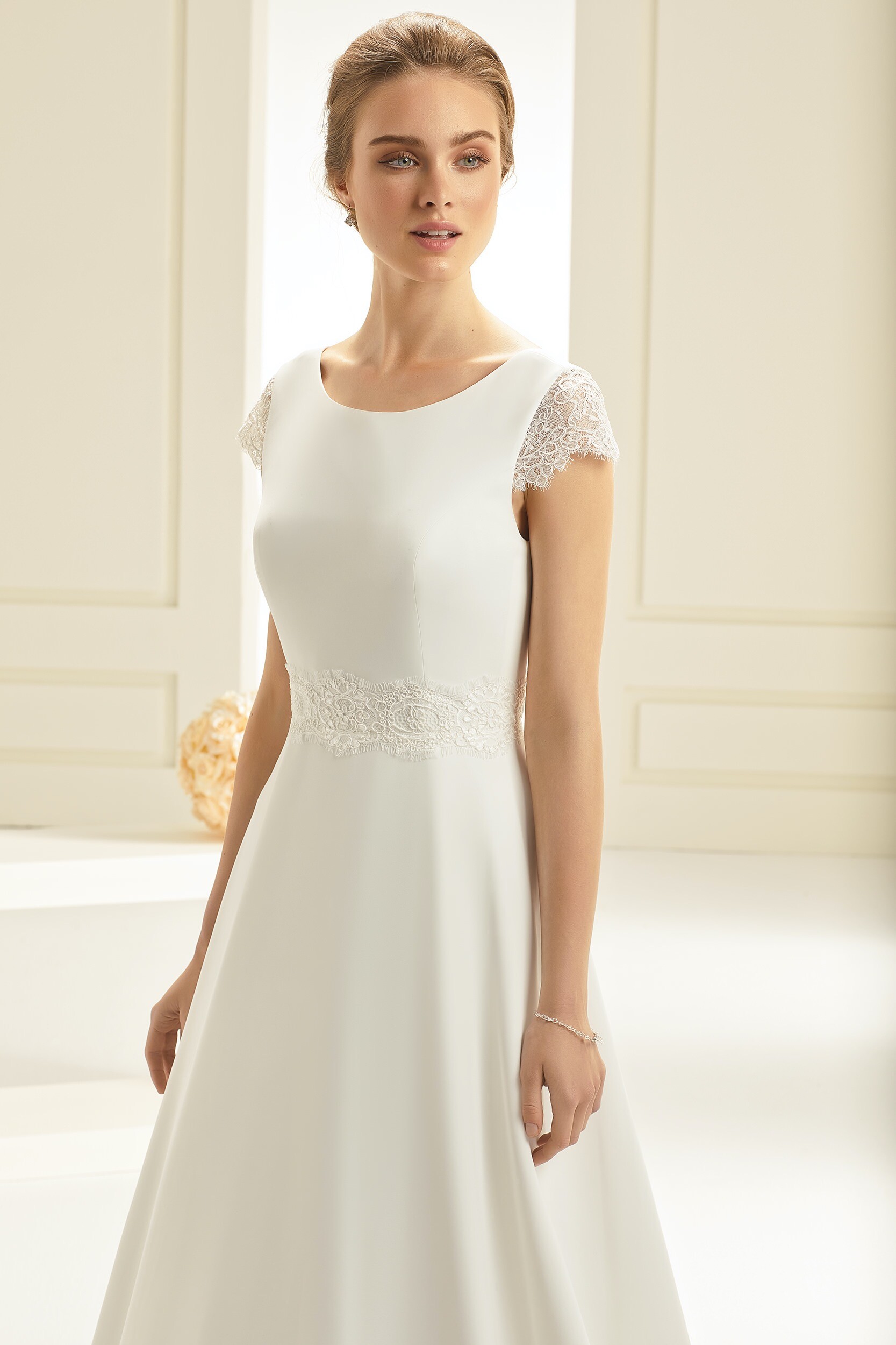 Hochzeitskleid in A-Linie mit Spitzendetails, Rundhalsausschnitt und Cap-Ärmeln von Bianco Evento, Modell Letizia