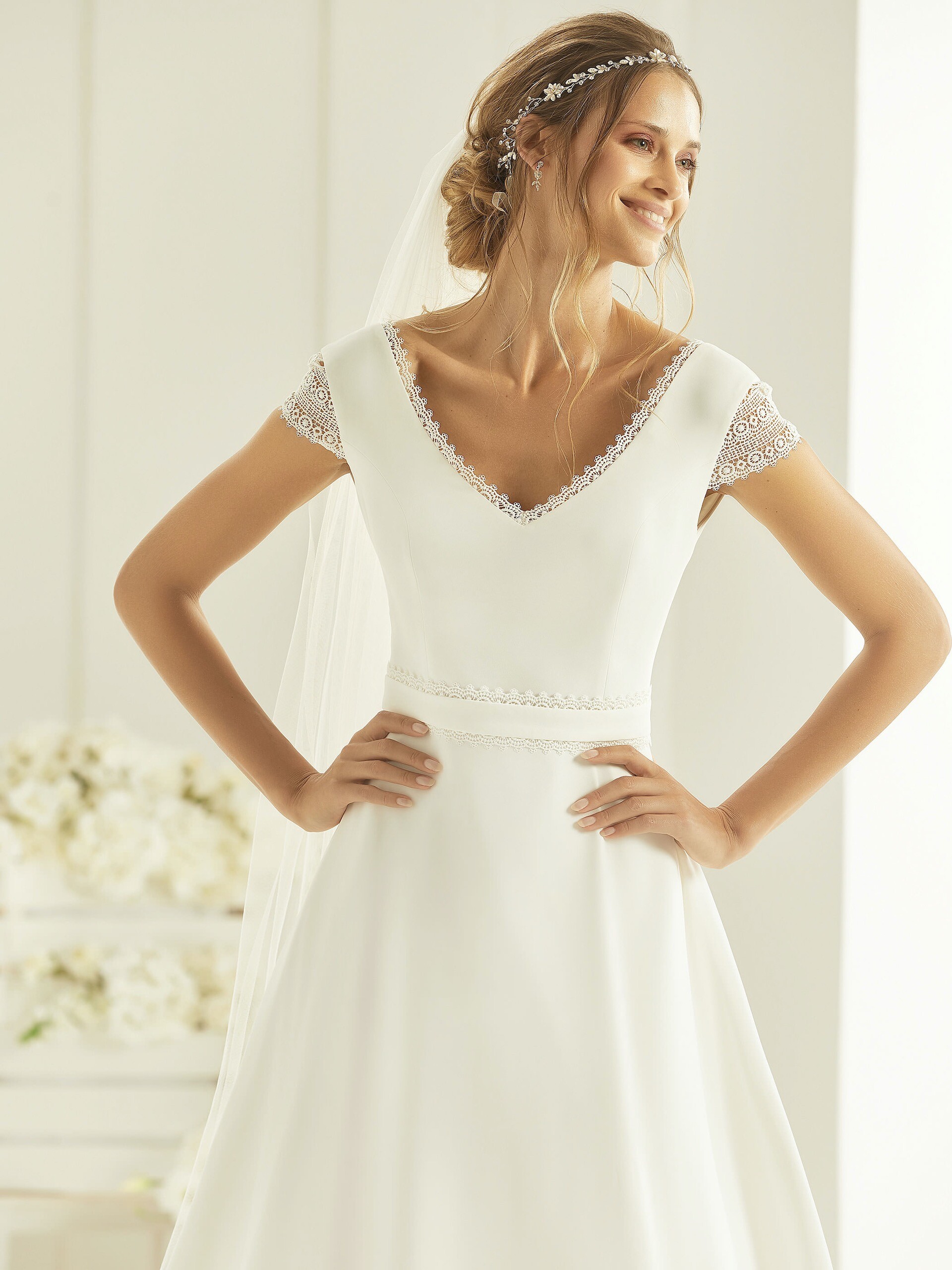 Brautkleid in A-Linie mit Spitzendetails, V-Ausschnitt und Cap-Ärmeln von Bianco Evento, Modell Natura