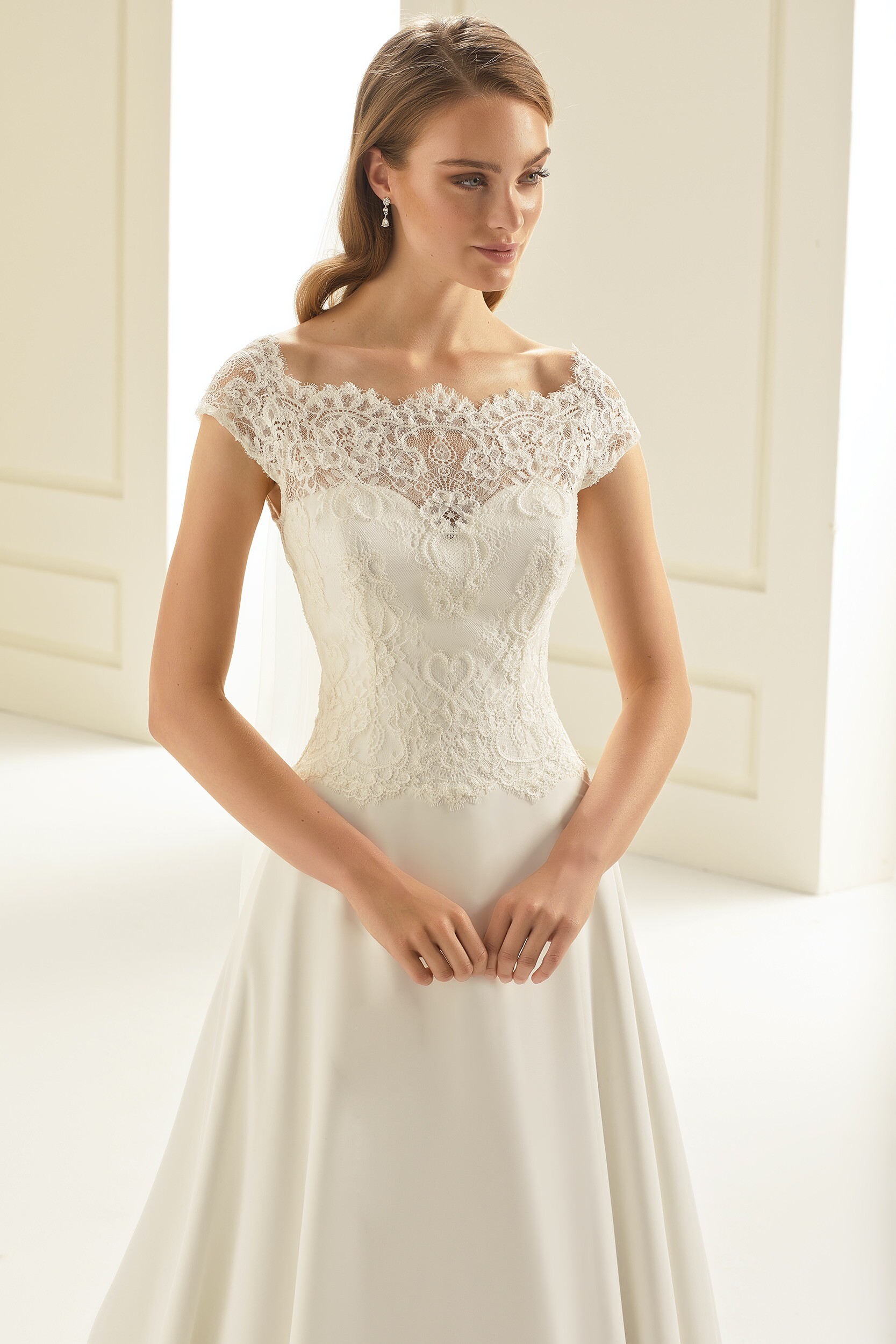 A-Linien-Brautkleid mit Spitzentop und Illusion-Ausschnitt von Bianco Evento, Modell Arizona