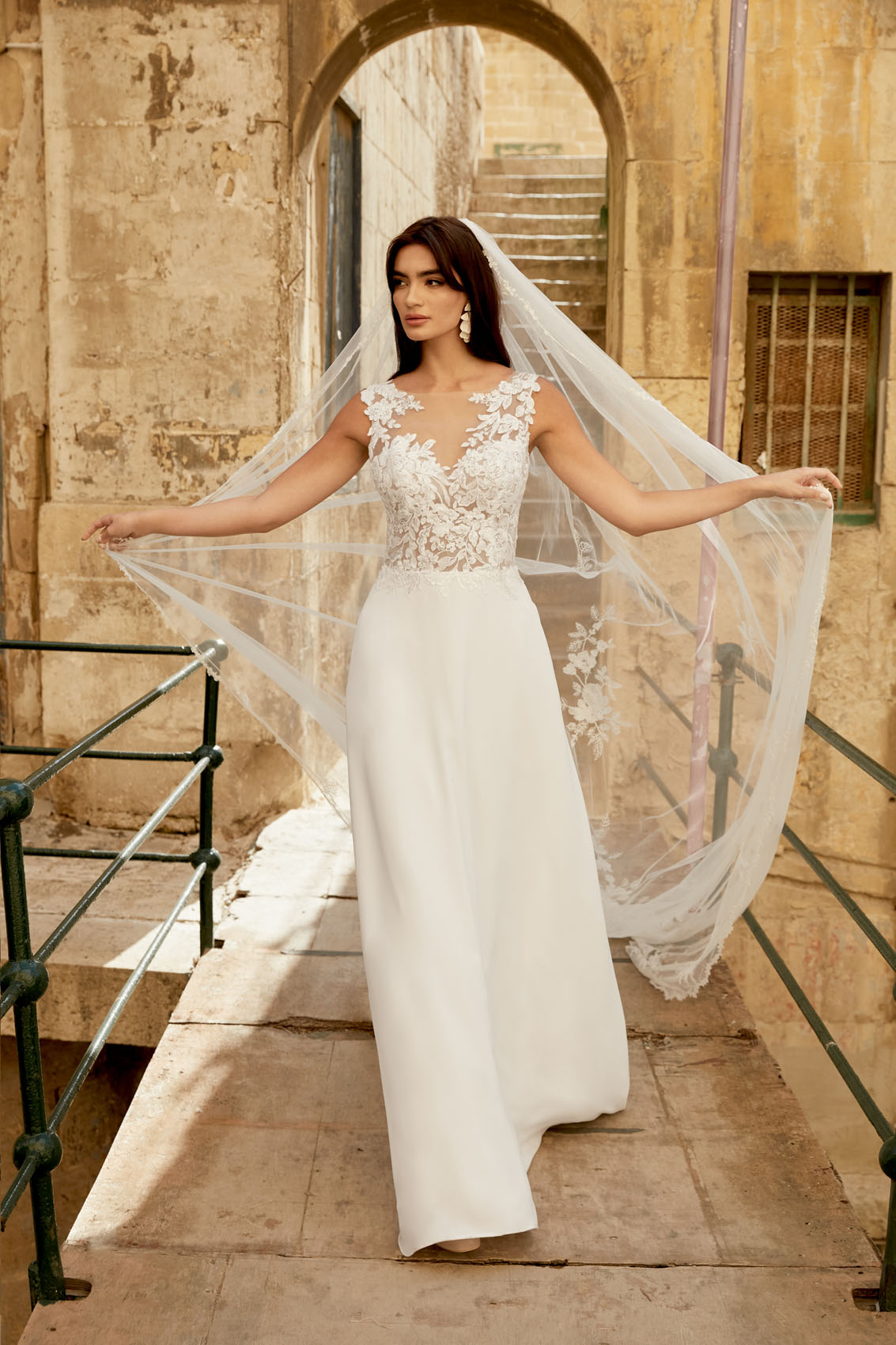 Brautkleid im A-Linien-Schnitt mit Spitzentop, Illusion-Ausschnitt vorn und V-Ausschnitt im Rücken von Sincerity, Modell 44480