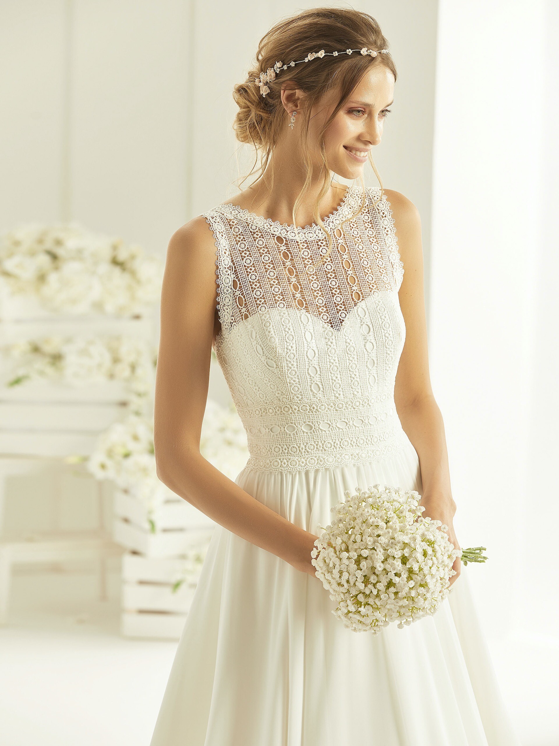 Ärmelloses Brautkleid in A-Linie mit Top aus geometrischer Spitze von Bianco Evento, Modell Ophelia
