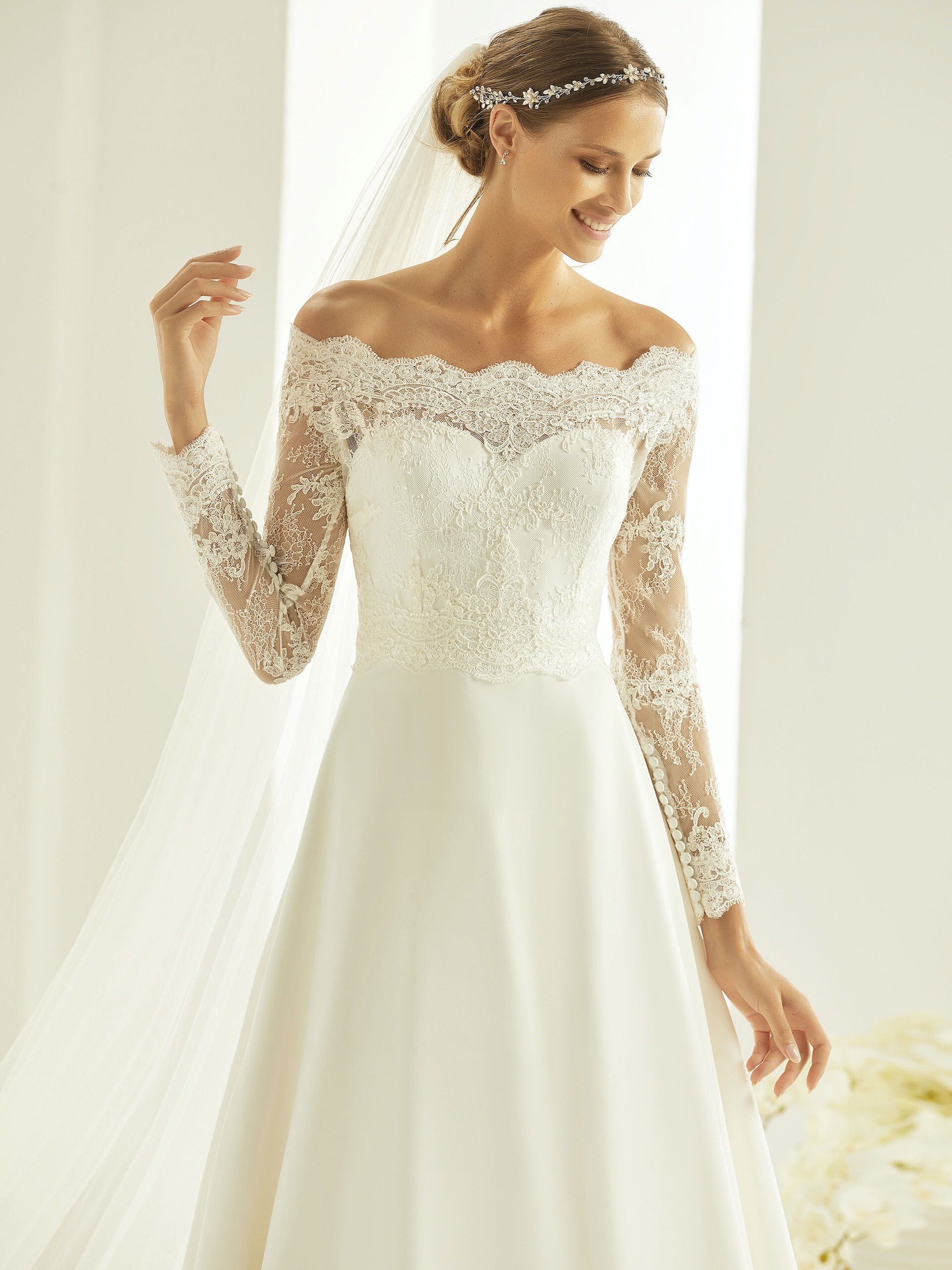 Schulterfreies Brautkleid in A-Linie mit Spitzentop, langem Arm und Carmen-Ausschnitt von Bianco Evento, Modell Heidi