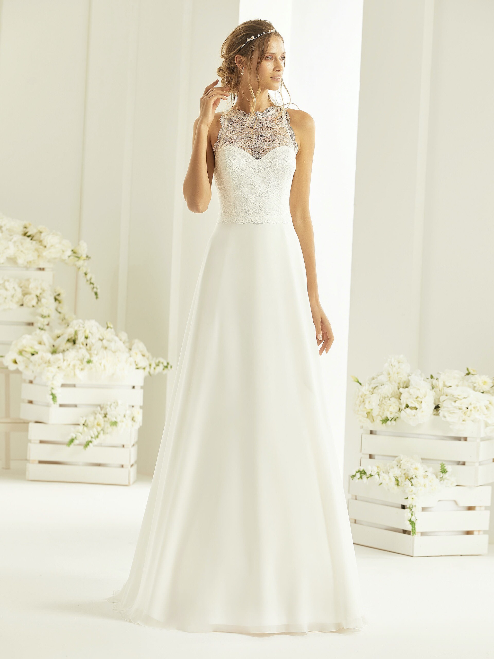 Hochzeitskleid in A-Linie mit Spitzentop und Illusion-Neckholder-Ausschnitt von Bianco Evento, Modell Nala