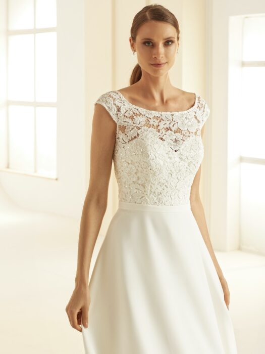 Hochzeitskleid in A-Linie mit Spitzentop, Rundhals-Ausschnitt und Schleppe von Bianco Evento, Modell Octavia