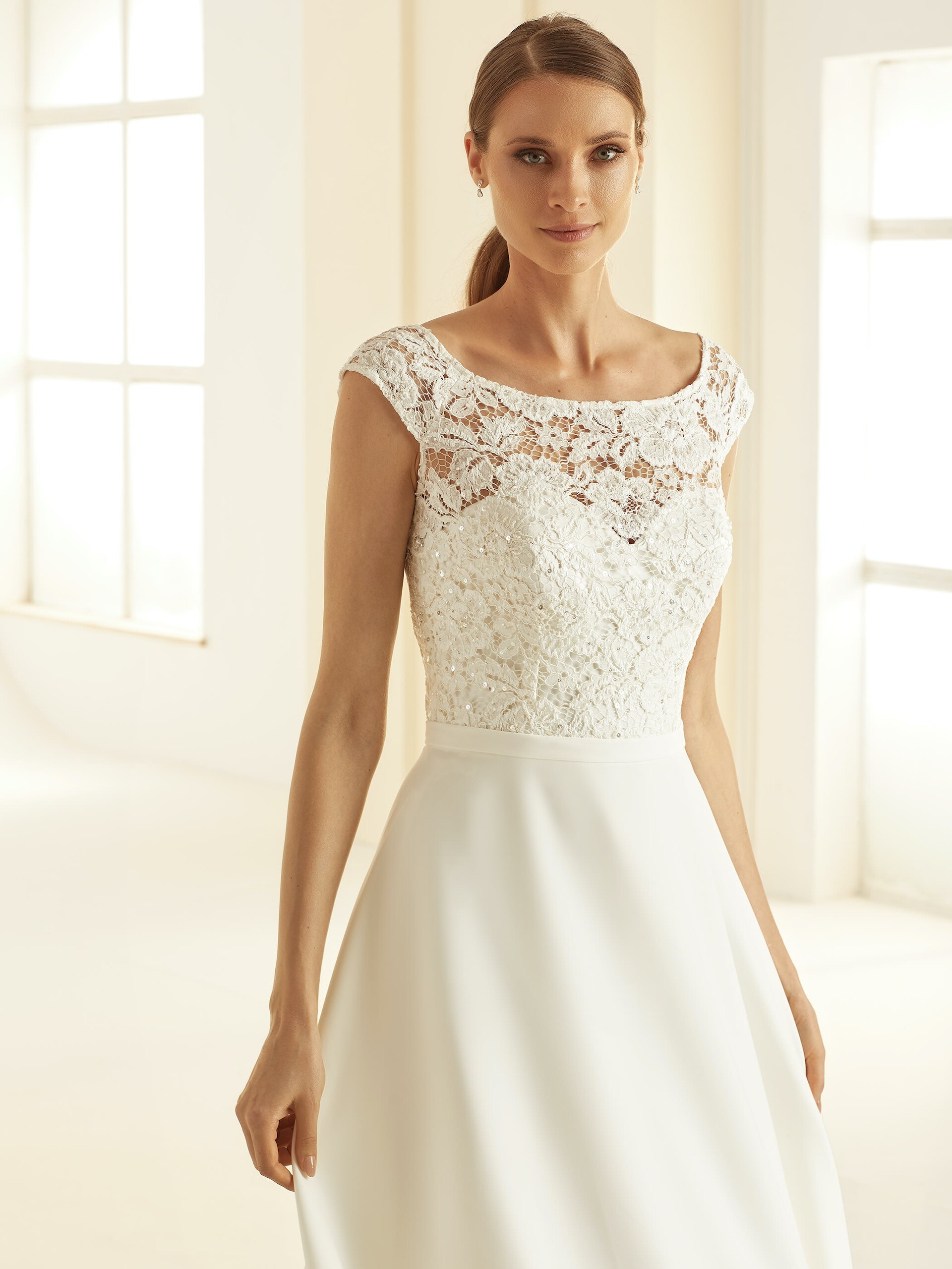 Hochzeitskleid in A-Linie mit Spitzentop, Rundhals-Ausschnitt und Schleppe von Bianco Evento, Modell Octavia
