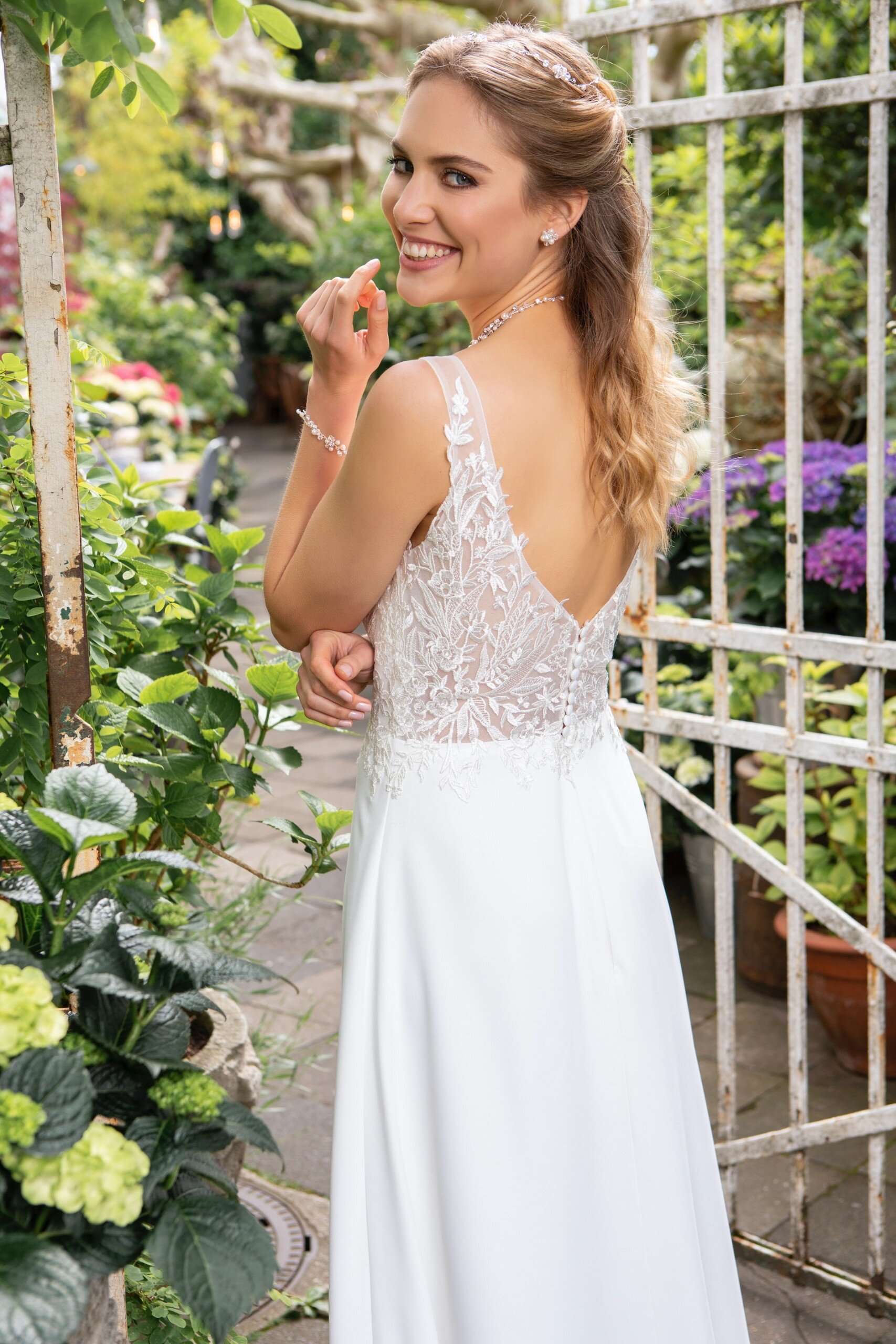 A-Linien-Hochzeitskleid mit Spitzentop, V-Ausschnitt und transparenten Details von Weise Be True, Modell 337370