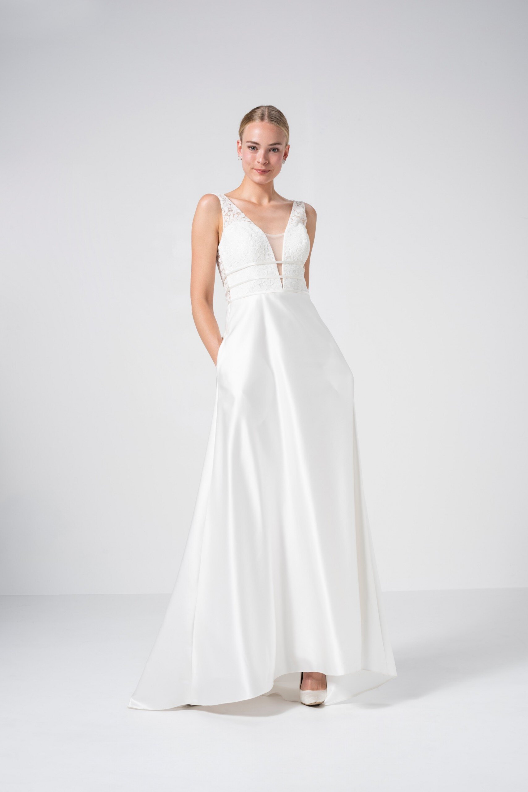 Hochzeitskleid in A-Linie mit Spitzentop, tiefem V-Ausschnitt und raffiniertem Rücken von Weise Be True, Modell 337342