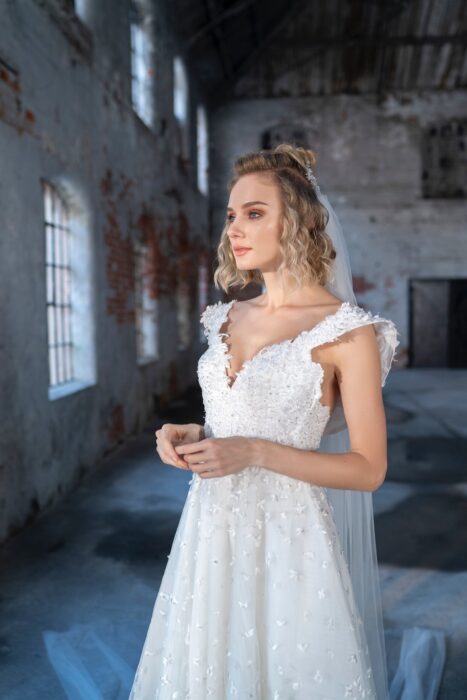 Brautkleid in A-Linie mit herzförmigem Ausschnitt, blumigen Details und Pailletten von Emine Yildirim, Modell 9022
