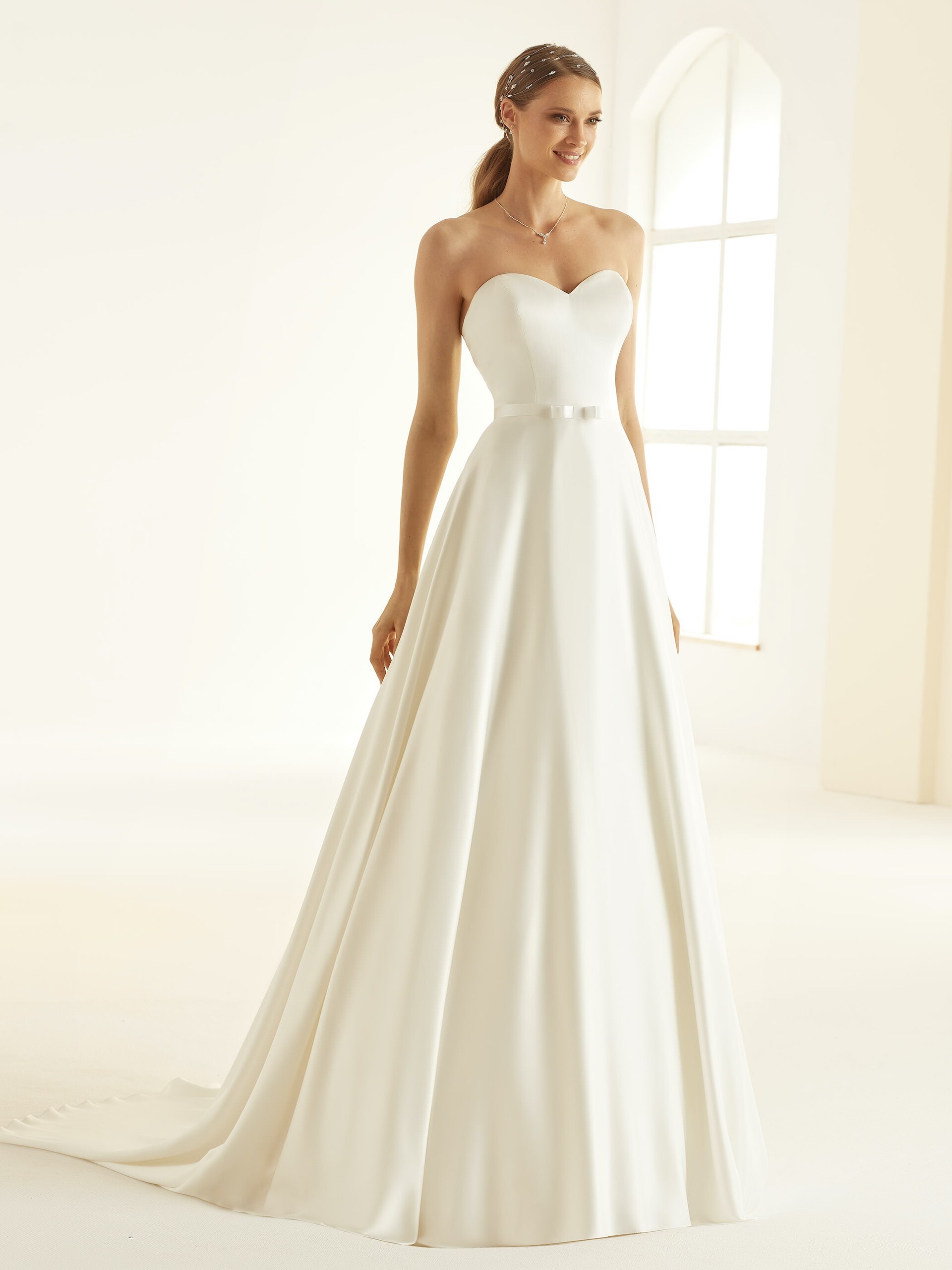 Trägerloses Hochzeitskleid in A-Linie mit Sweetheart-Ausschnitt von Bianco Evento, Modell Melissa