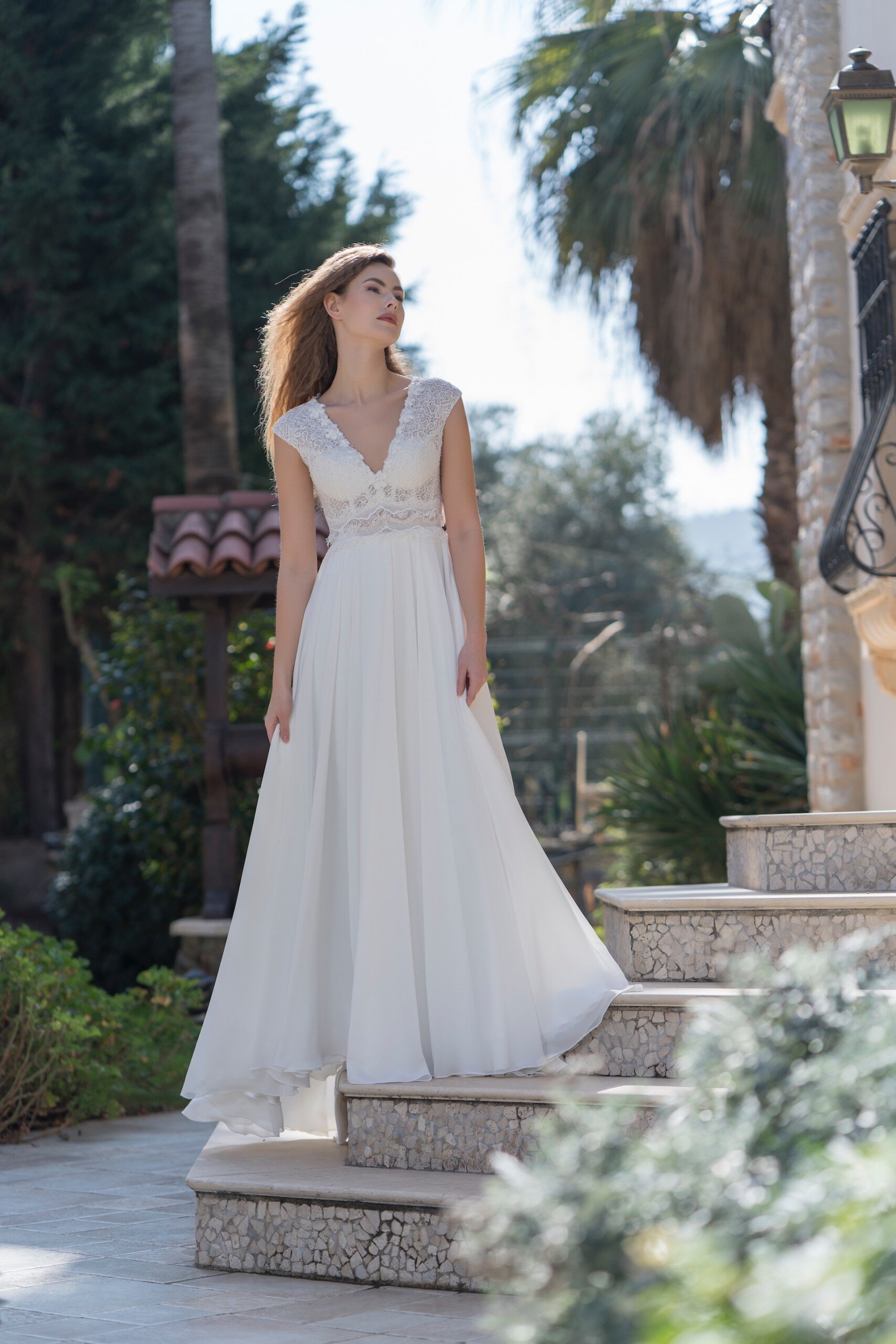 Brautkleid in A-Linie mit transparentem Spitzentop, V-Ausschnitt und Cap-Ärmeln von Emine Yildirim, Modell 7063