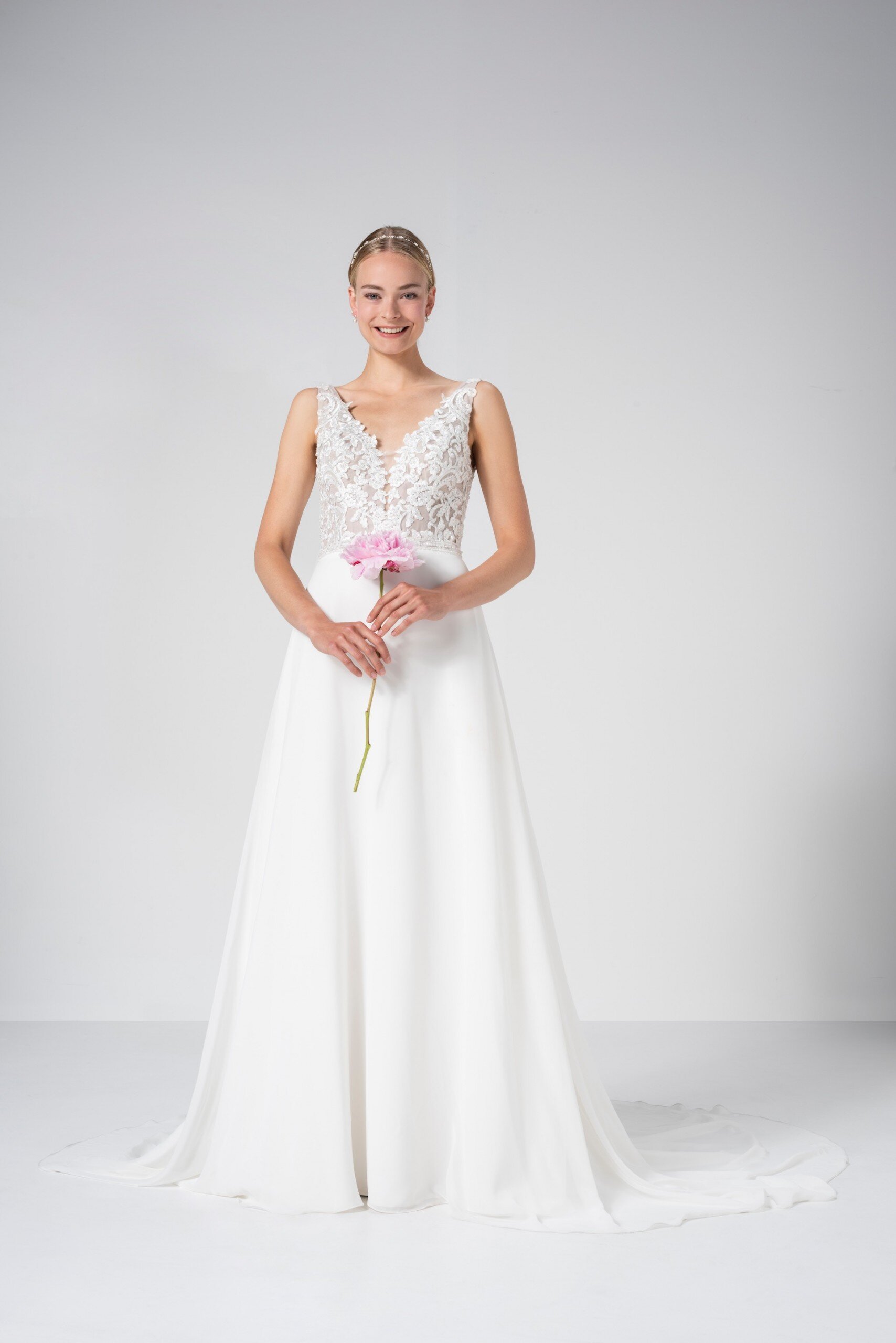 Brautkleid in A-Linie mit transparentem Spitzentop und V-Ausschnitt von Weise Be True, Modell 337782