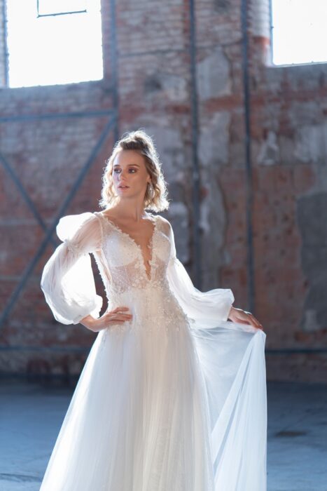 Brautkleid in A-Linie mit transparentem Top, Plunge-Ausschnit und Pumpärmeln von Emine Yildirim, Modell 9043