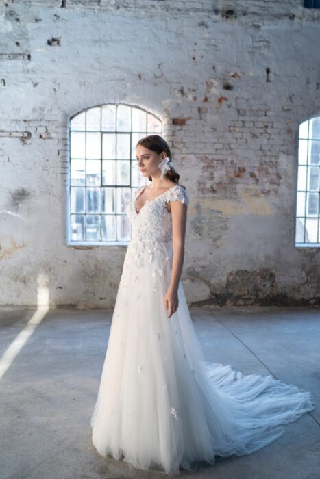 Brautkleid in A-Linie mit V-Ausschnitt, Blüten-Applikationen, Cap-Ärmeln und Schleppe von Emine Yildirim, Modell 9009