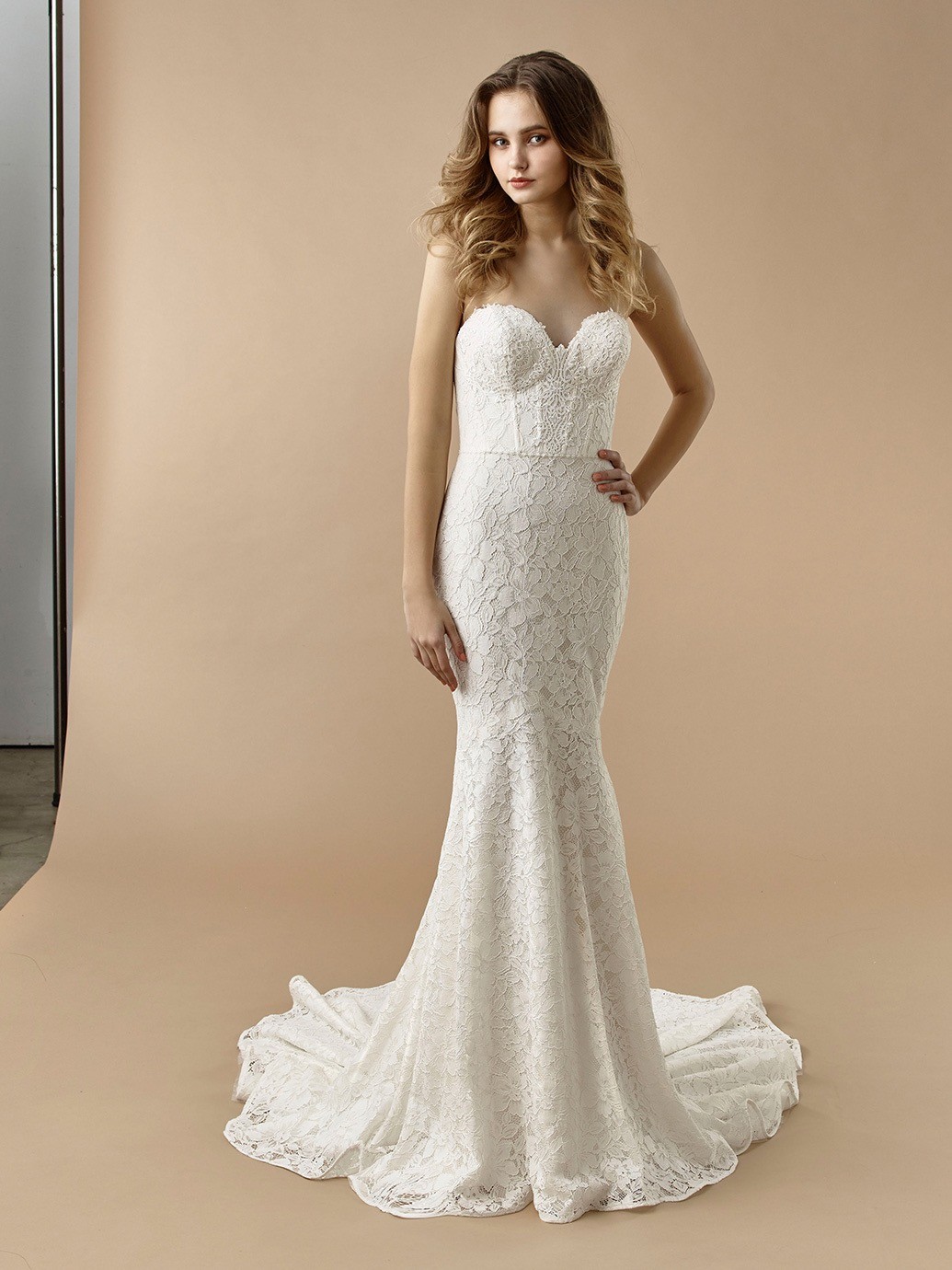Allover-Spitzenkleid im Fit-and-Flare-Schnitt mit trägerloser Korsage mit Sweetheart-Ausschnitt und Schleppe von Beautiful Bridal, Modell BT 20-16