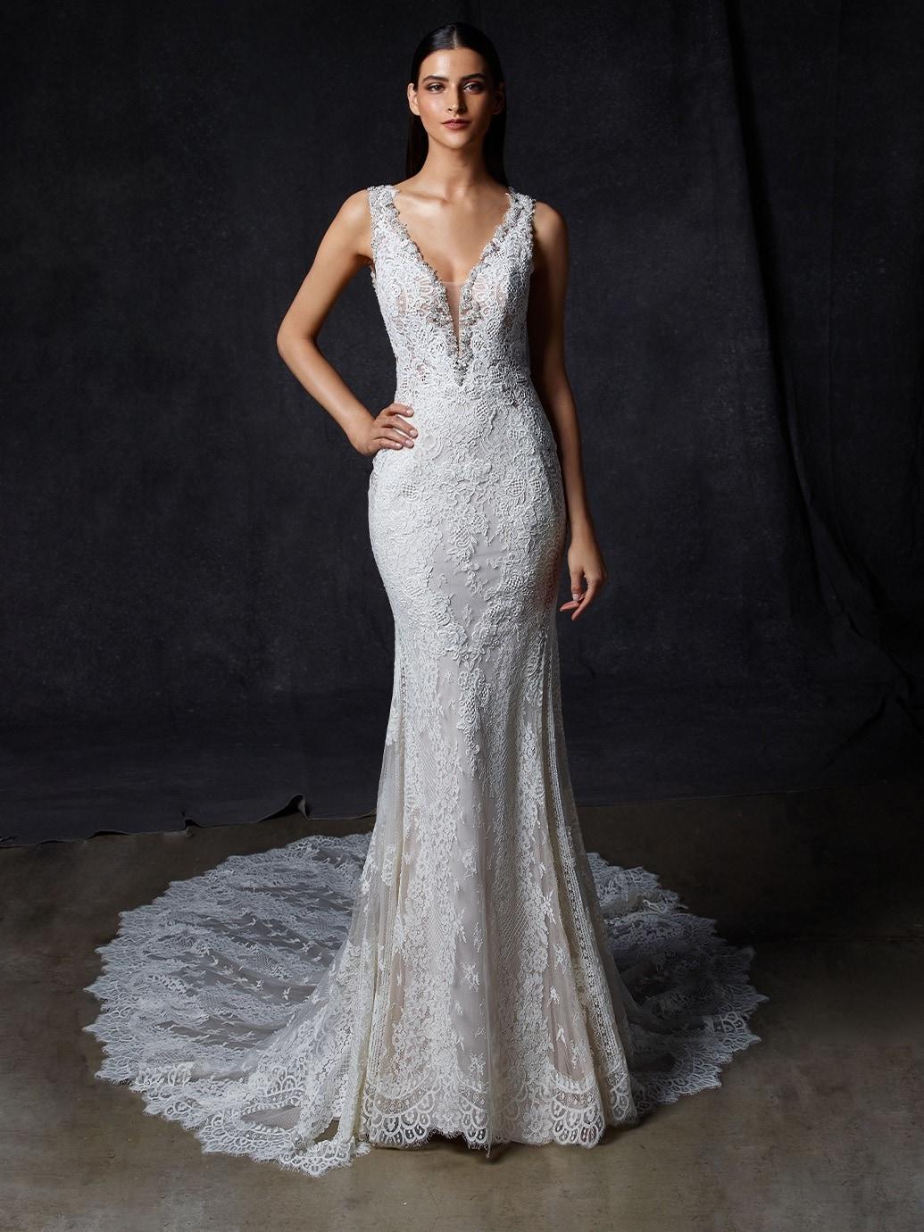 Fit-and-Flare-Brautkleid mit Allover-Spitze, Plunge-Ausschnitt, Strassdekoration, tiefem Rückenausschnitt und Schleppe von Enzoani, Modell Omega