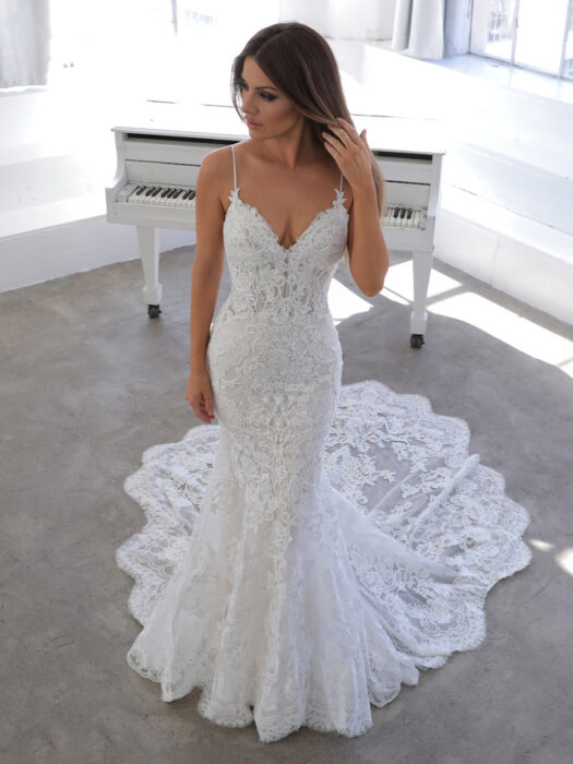 Hochzeitskleid mit Allover-Spitze, Ausschnitt in Herzform und Spaghettiträgern von Blue by Enzoani, Modell Nini