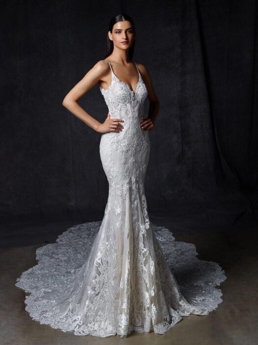 Fit-and-Flare-Brautkleid mit 3D-Spitze, Spaghettiträgern, tiefem Rückenausschnitt und Schleppe von Enzoani, Modell Oprah