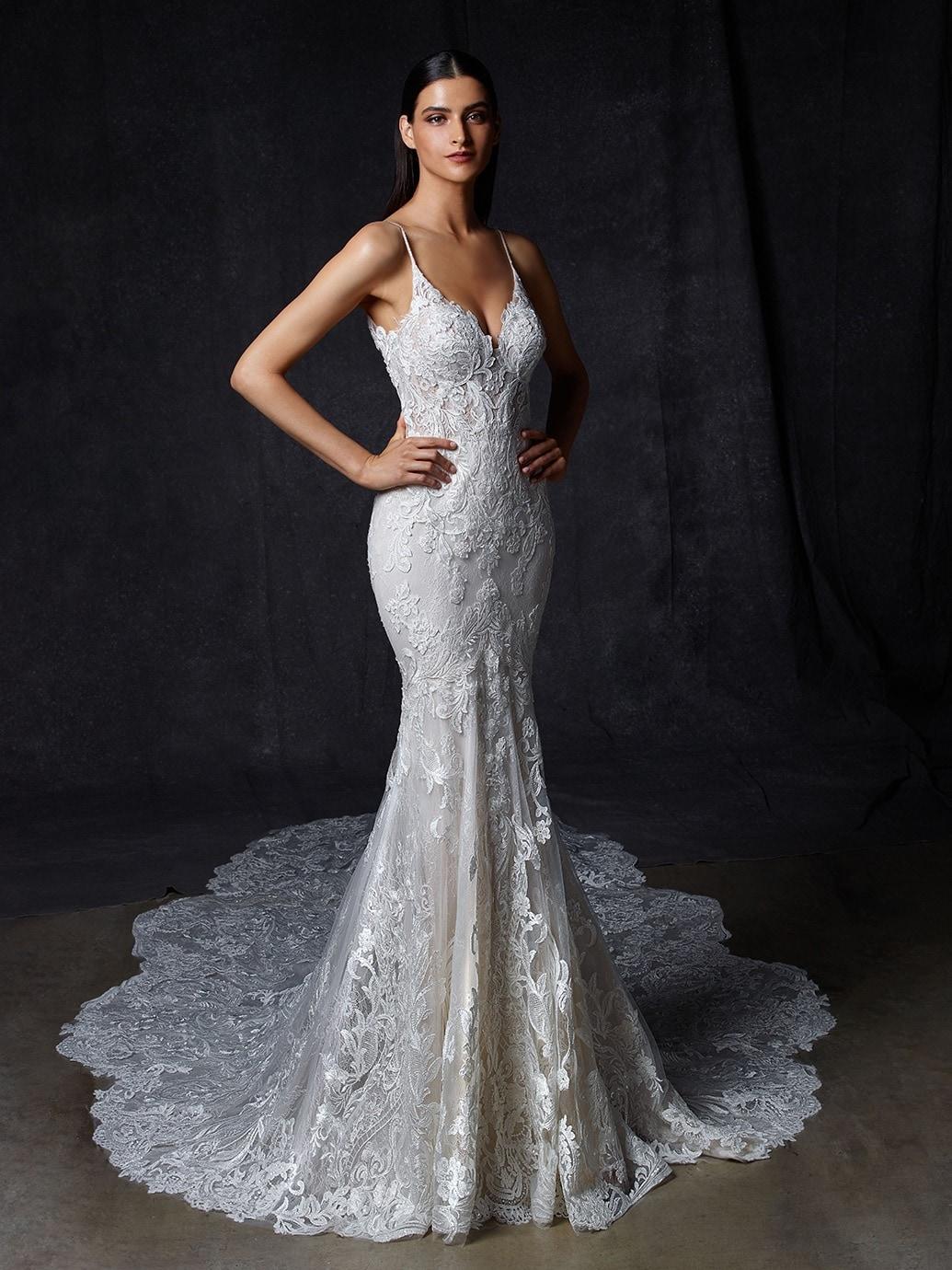 Fit-and-Flare-Brautkleid mit 3D-Spitze, Spaghettiträgern, tiefem Rückenausschnitt und Schleppe von Enzoani, Modell Oprah