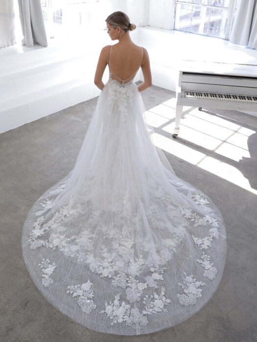 Fit-and-Flare-Hochzeitskleid mit transparentem Top und abnehmbarer Schleppe von Blue by Enzoani, Modell Nicolina