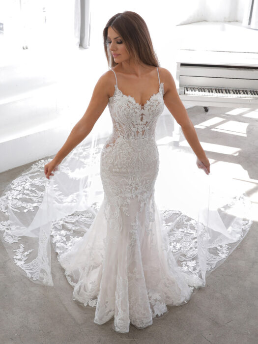 Rückenfreies Brautkleid im Godet-Schnitt mit Allover-Spitze und abnehmbarem Cape von Blue by Enzoani, Modell Neda