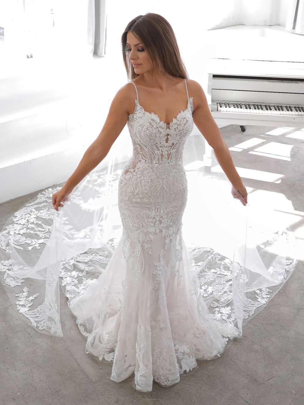 Rückenfreies Brautkleid im Godet-Schnitt mit Allover-Spitze und abnehmbarem Cape von Blue by Enzoani, Modell Neda