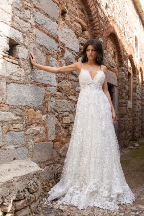 Spitzenbrautkleid im Prinzessschnitt mit Spaghettiträgern und Schleppe von Emine Yildirim, Modell 2017