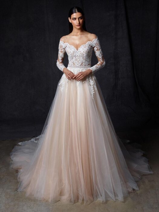 Schulterfreies Brautkleid in Apricot im Prinzessschnitt mit transparentem Spitzentop mit langen Ärmeln, transparentem Rücken und Tattoo-Effekt von Enzoani, Modell Olympia