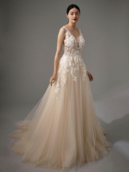 Apricot-farbenes Brautkleid im Prinzessschnitt mit transparentem Spitzentop, Plunge-Aussschnitt und tiefem Rücken von Blue by Enzoani, Modell Mikayla
