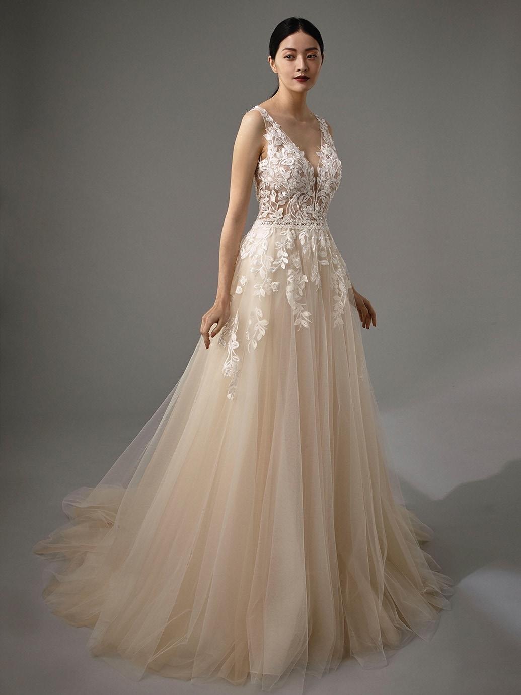 Apricot-farbenes Brautkleid im Prinzessschnitt mit transparentem Spitzentop, Plunge-Aussschnitt und tiefem Rücken von Blue by Enzoani, Modell Mikayla