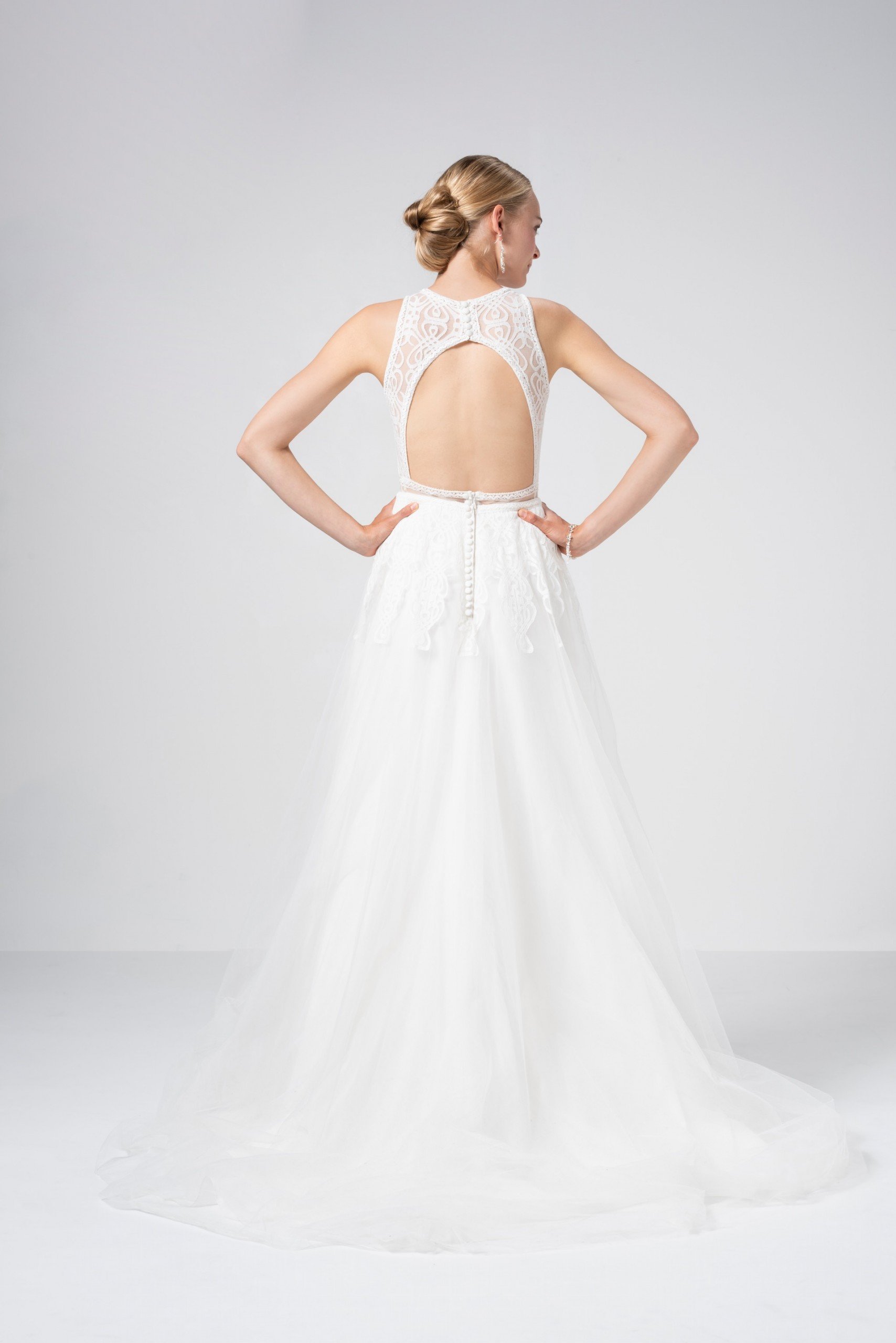 Bauchfreies Brautkleid im Boho-Look, mit Tüllrock und Neckholder-Ausschnitt von Weise Be True, Modell 337152