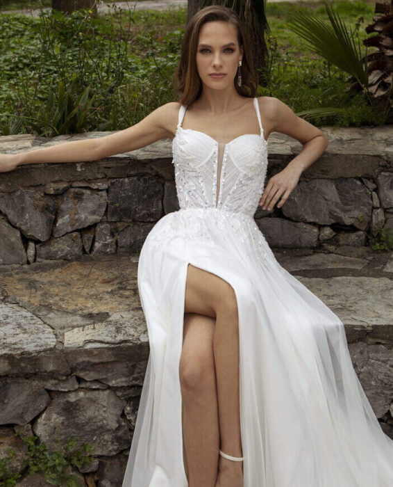 Hochzeitskleid mit Korsage in Dessous-Optik, Illusion-Ausschnitt und Beinschlitz, Blätter-Applikationen und Pailletten von Emine Yildirim, Modell 5035