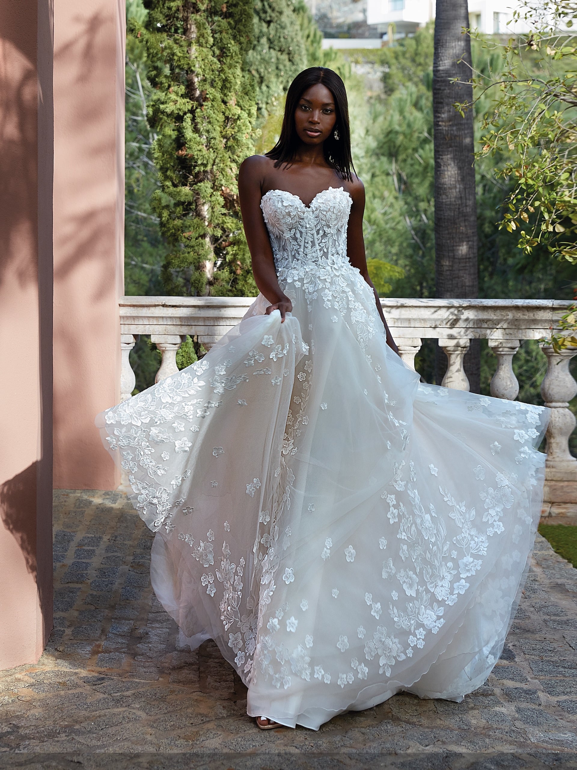 Wandelbares Brautkleid im Prinzessschnitt mit 3D-Blütenapplikationen, transparenter Korsage mit Sweetheart-Ausschnitt und abnehmbaren Ärmeln von Demetrios, Modell 1184