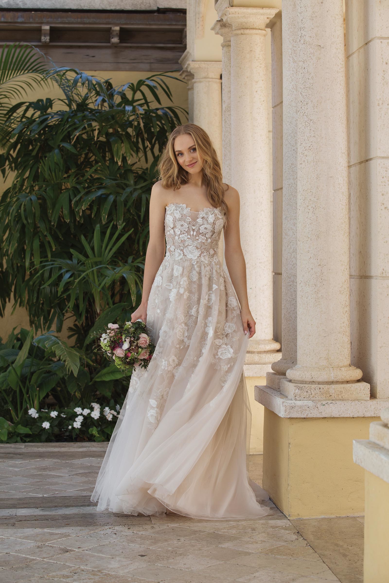 Trägerloses Brautkleid mit Blüten im Prinzessinnen-Stil von Sincerity, Modell 44073