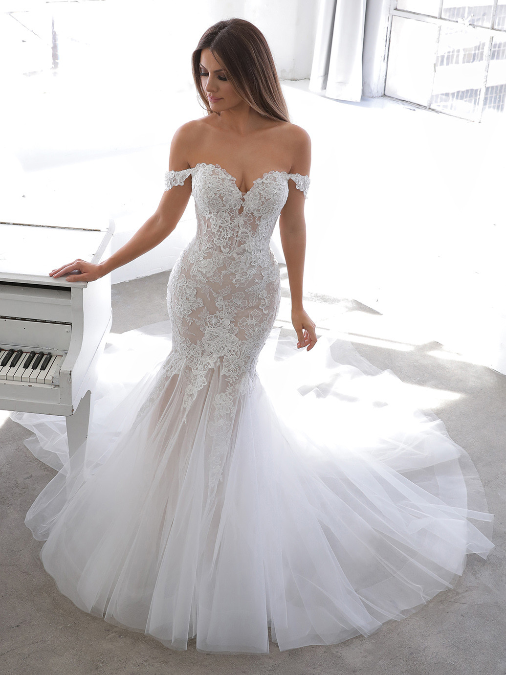 Blushfarbenes Hochzeitskleid mit 3D-Spitze, Sweetheart-Ausschnitt und Off-Shoulder-Trägern von Blue by Enzoani, Modell Nevan