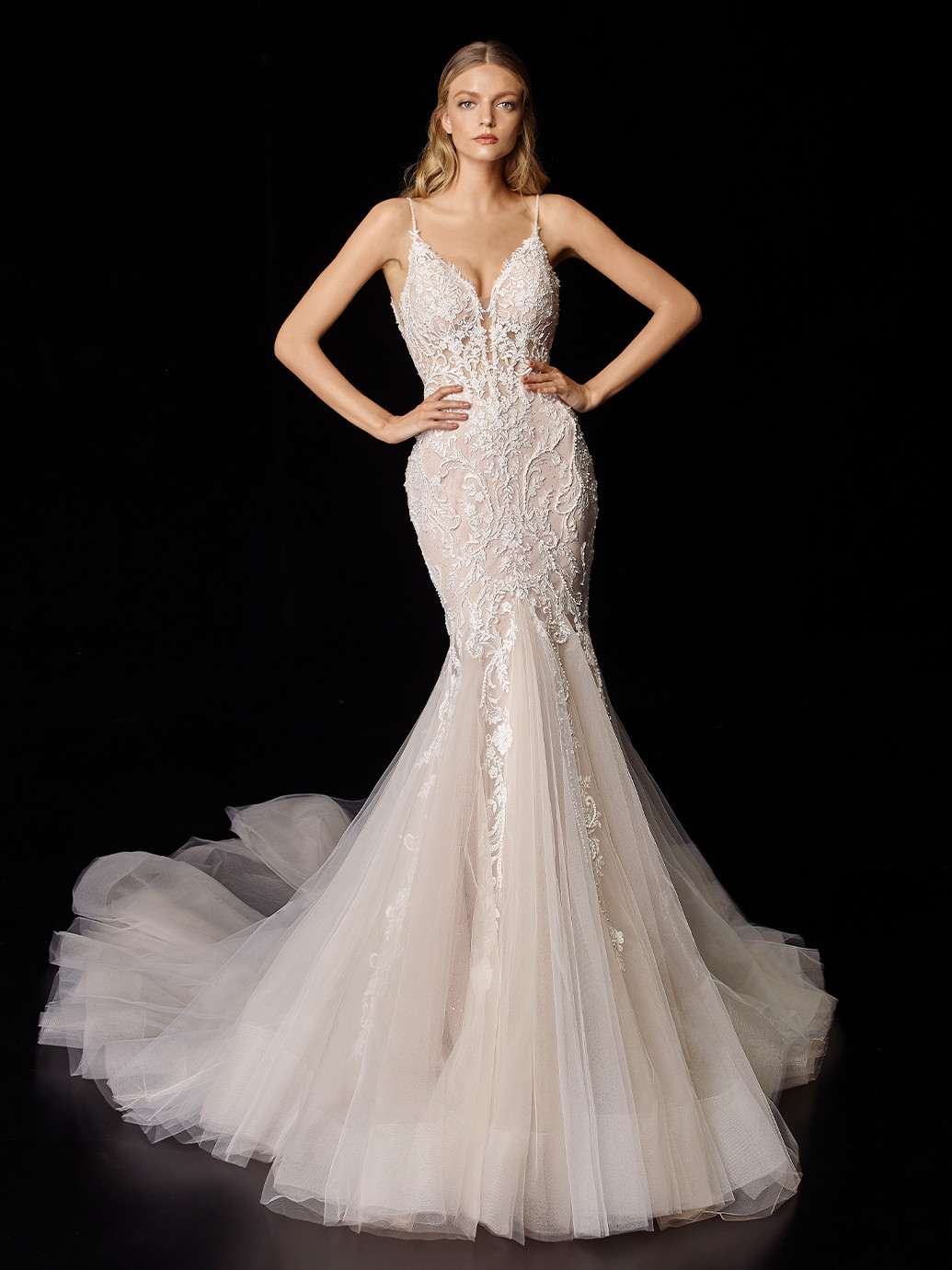 Fit-and-Flare-Brautkleid in Blush mit 3D-Spitze und Spaghettiträgern von Enzoani, Modell Priscilla