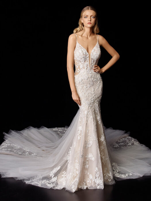Hochzeitskleid im Fit-and-Flare-Schnitt mit 3D-Spitze, transparenten Partien und tiefem Plunge-Ausschnitt von Enzoani, Modell Portia