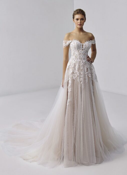 Blushfarbenes Brautkleid mit 3D-Spitze, Ausschnitt in Herzform und Off-Shoulder-Trägern von Etoile, Modell Giulia