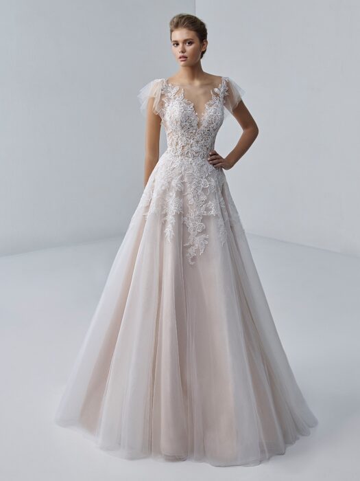 Prinzesshochzeitskleid in Blush mit 3D-Spitze, Tattoo-Effekt und Flügelärmeln von Etoile, Modell Aimee