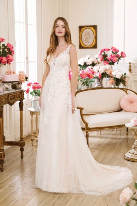 Puderfarbenes Brautkleid in A-Linie mit 3D-Spitze, Layering-Effekt, V-Ausschnitt-tiefem Rücken und Schleppe von Sweetheart, Modell 11031