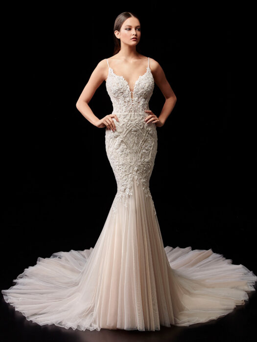Fit-and-Flare-Brautkleid in Blush mit bestickter Spitze, Spaghettiträgern, tiefem Rücken und Schleppe von Enzoani, Modell Pebbles