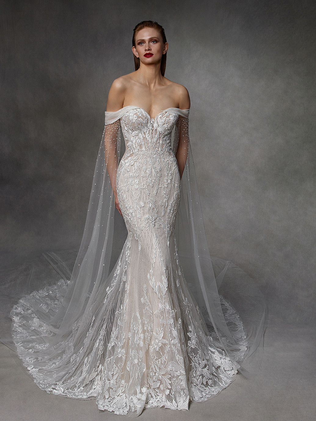 Blush-farbenes Hochzeitskleid mit Allover-Spitze und Off-Shoulder-Trägern von Badgley Mischka, Modell Danica