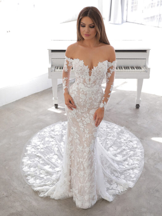 Schulterfreies Fit-and-Flare-Brautkleid mit Carmen-Ausschnitt und Spitzenärmeln von Blue by Enzoani, Modell Naroza