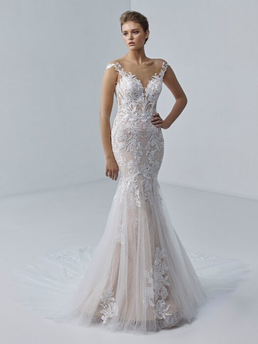 Blushfarbenes Brautkleid im Fit-and-Flare-Schnitt mit Kontrastspitze und Illusion-Ausschnitt von Etoile, Modell Stephanie