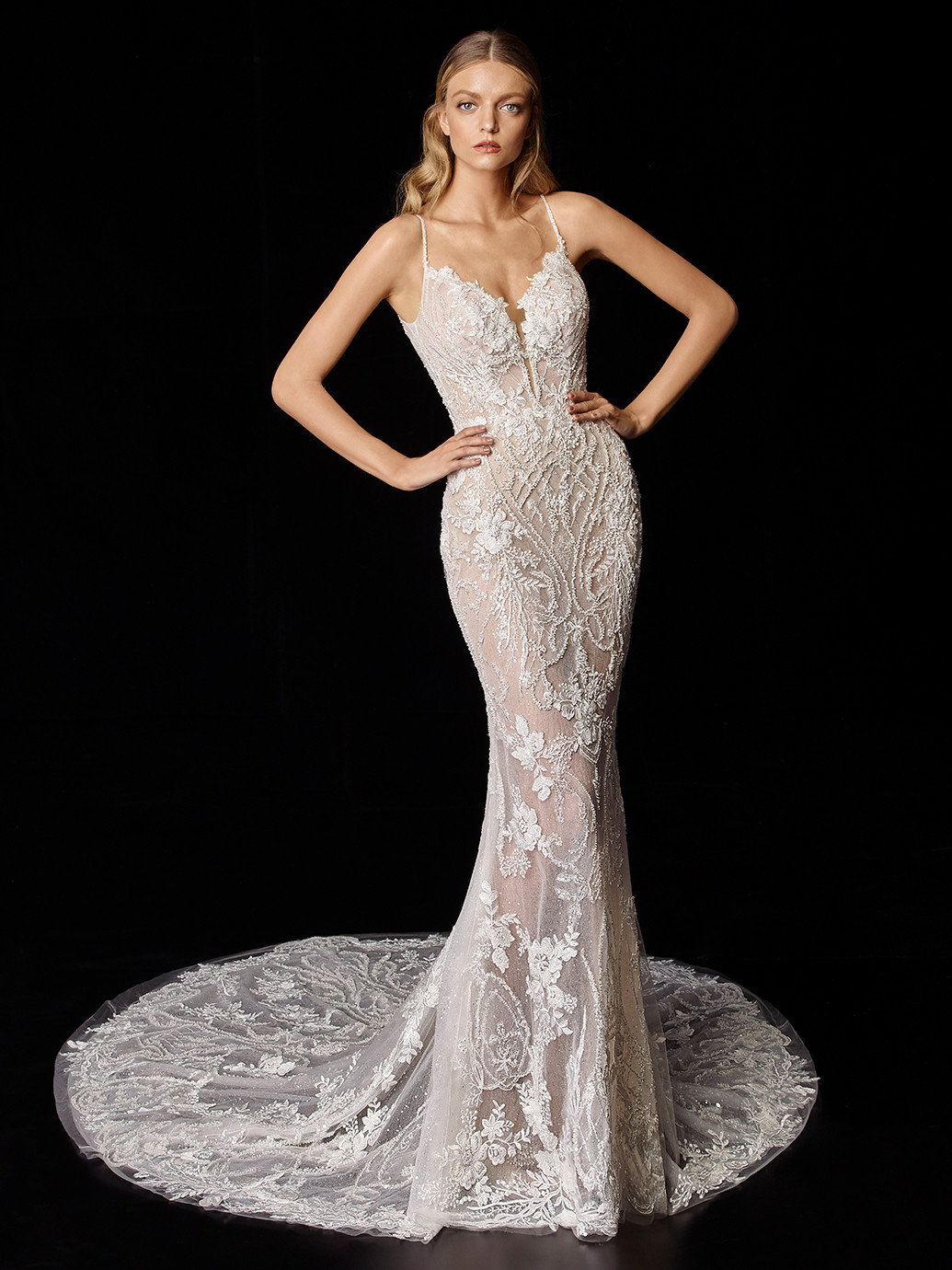 Rückenfreies Fit-and-Flare-Hochzeitskleid in Blush mit Kontrastspitze von Enzoani, Modell Phoebe