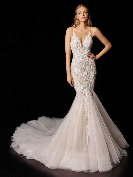 Brautkleid im Fit-and-Flare-Schnitt in Blush mit Kontrastspitze und Tüllrock von Enzoani, Modell Primrose