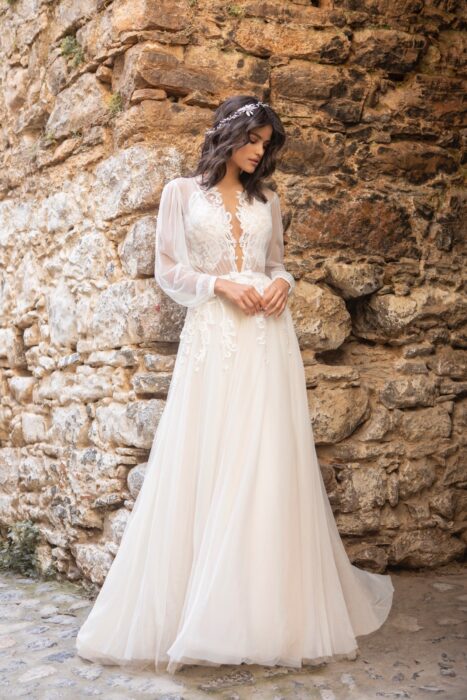 Brautkleid mit transparentem Top und langen Bischofsärmeln von Emine Yildirim, Modell 2036