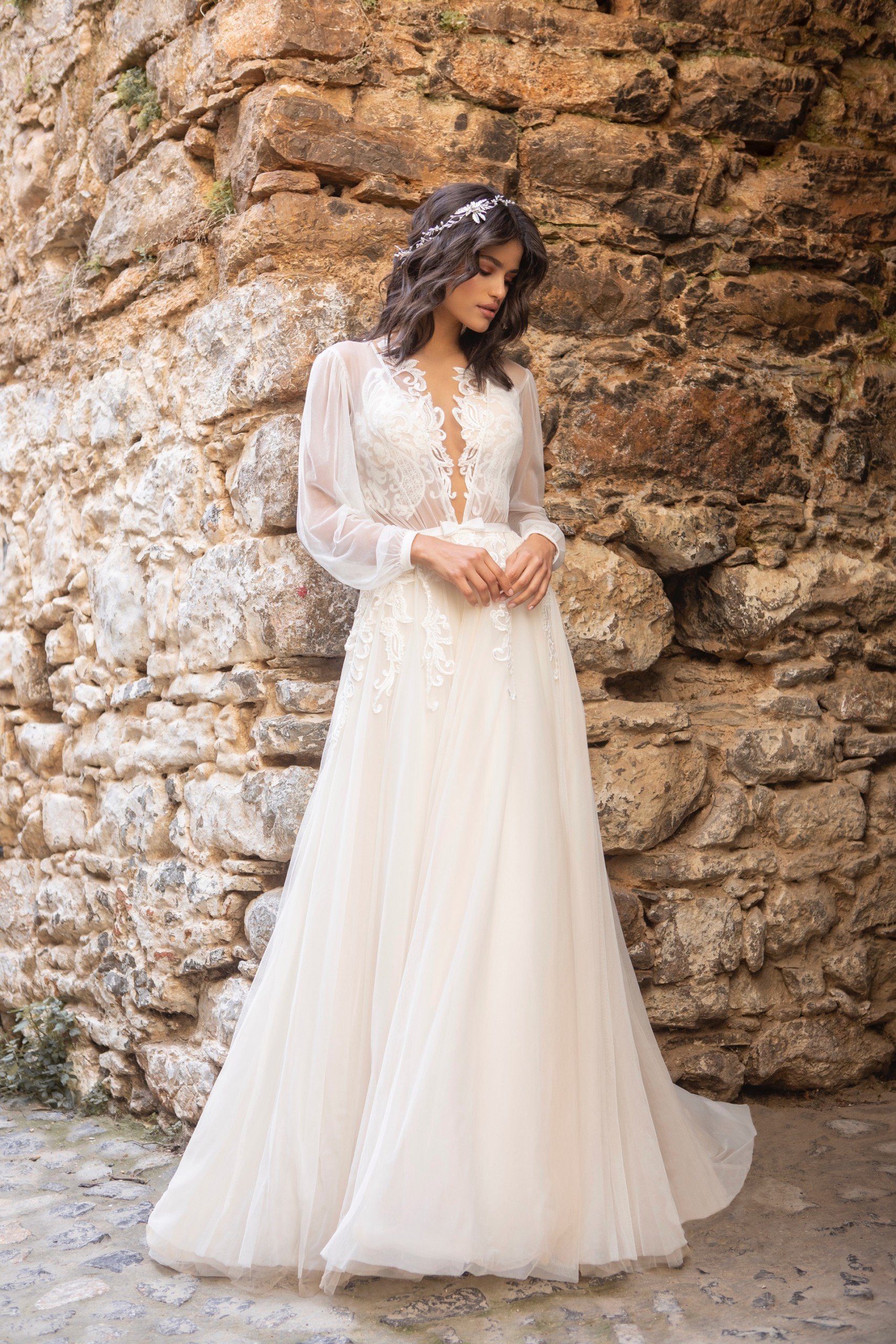 Brautkleid mit transparentem Top und langen Bischofsärmeln von Emine Yildirim, Modell 2036